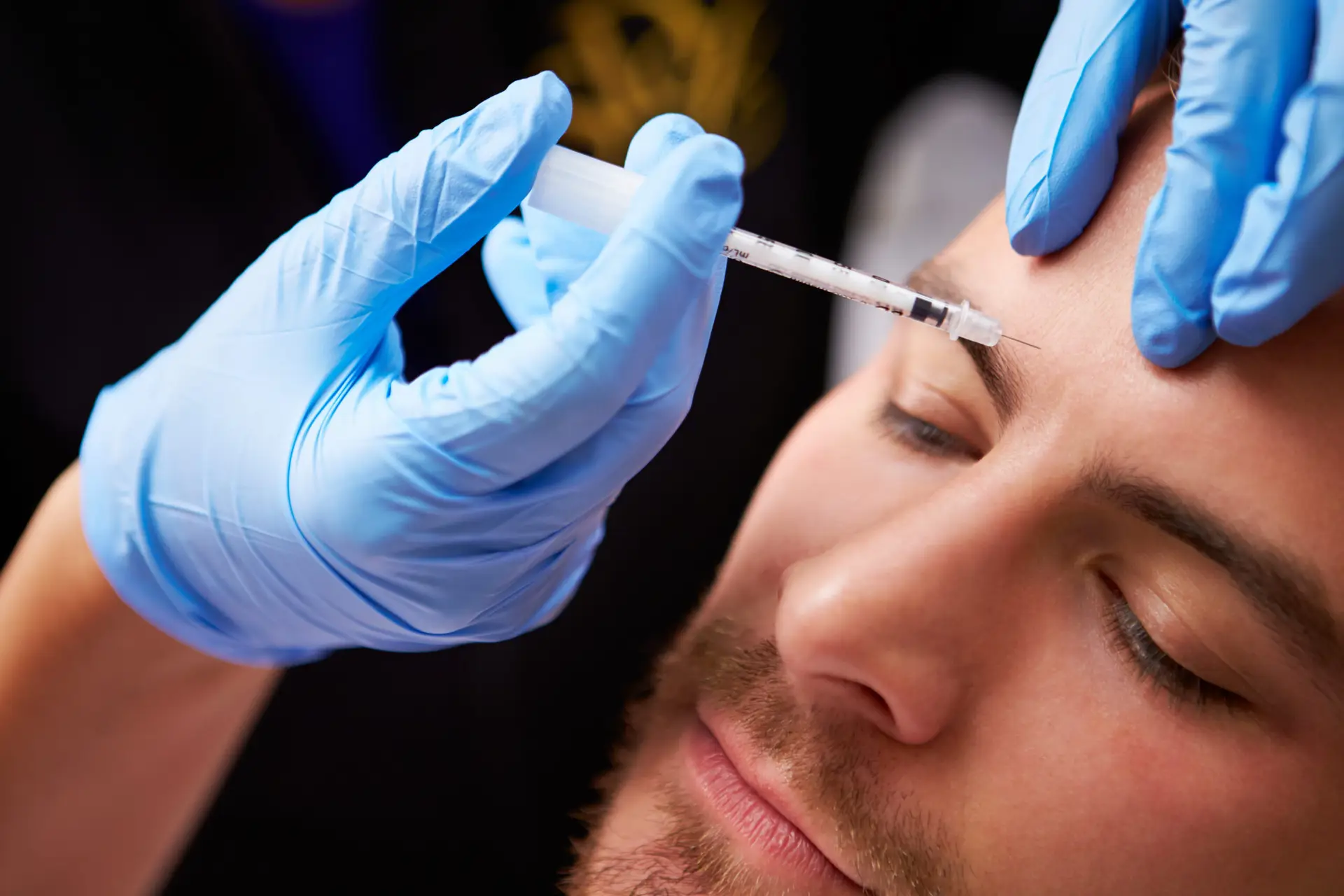 man,having,botox,treatment,at,beauty,clinic